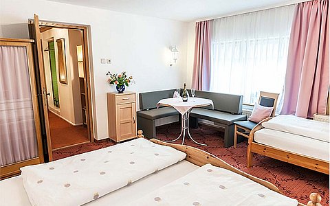 Dreibettzimmer Nr. 10  im Gästehaus Grünwald  in Bischofswiesen - wegen Renovierung keine Buchung 2024 möglich -