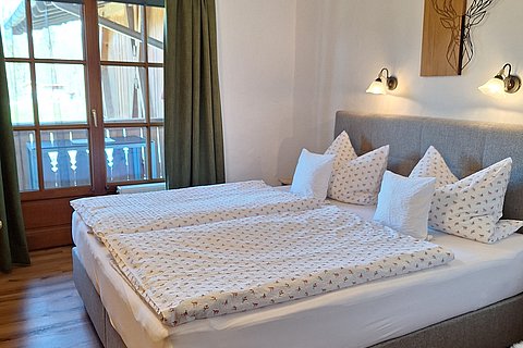 Schlafzimmer_1_mit_Balkon_Untersberg.jpg