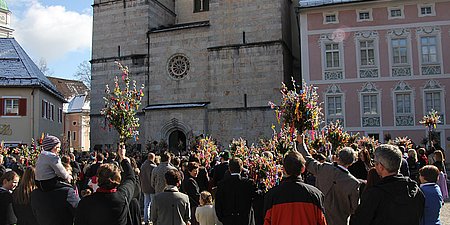 Osterferien, beim Palmsonntag werden die Palmbuschen geweiht