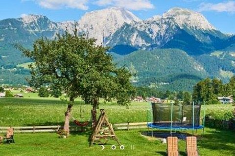 großer Garten mit Liegewiese und Spielgeräten