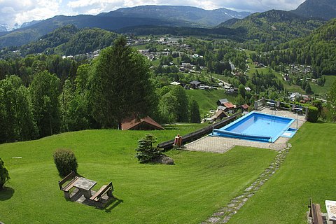 Blick_auf_Pool_und_Berge_von_oben_gebogen_.JPG