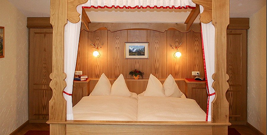 Reiter-Alm-Doppelzimmer-Fruehstueck-Aschbachhof-000.jpg