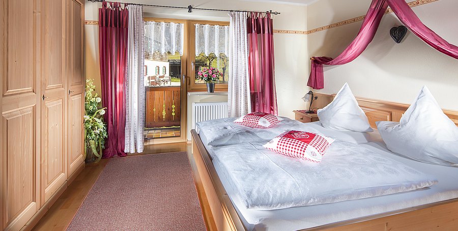 Schlafzimmer_1_Morgensonne.jpg