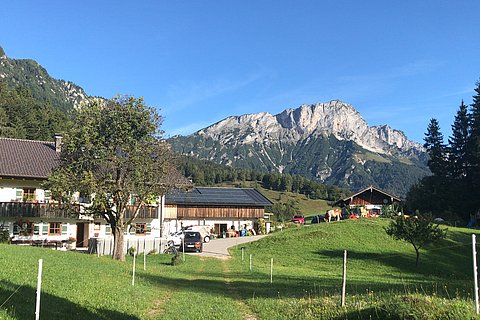 Ferienwohnung Untersbergblick.  Großzügige Ferienwohnung mit traumhaften Bergpanorama in ruhiger Lage