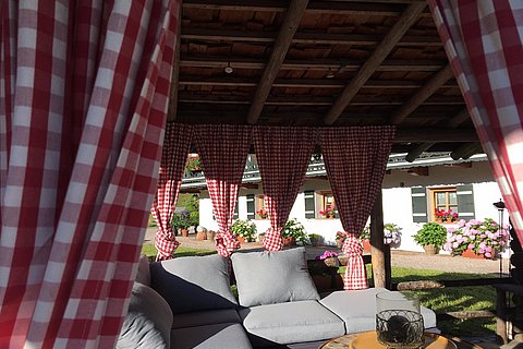 In unserem Kaser können Sie im Sommer im Schatten Entspannen - Egglerlehen