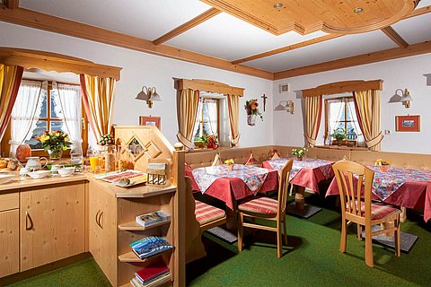 Rennlehen-Pension-Berchtesgaden-Obersalzberg-Aufenthaltsraum-01.jpg