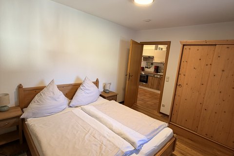Schlafzimmer_Blick_zur_Tür.jpeg