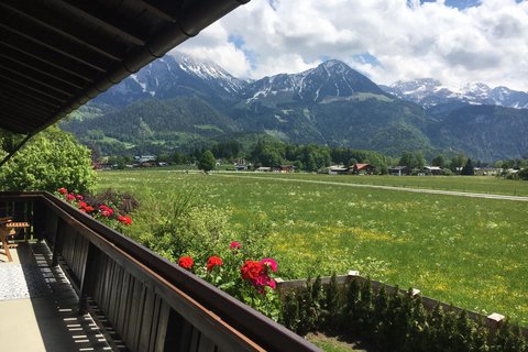 Angrenzende Felder mit Bergkulisse
