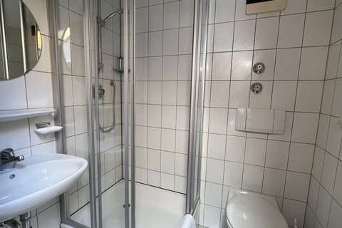 fewo_16_ensuite_bad_zweites_schlafzimmer.jpeg
