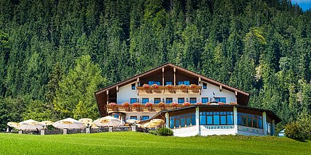 Aussenansicht-Hotel-Ramsau-Nutzkaser.jpg