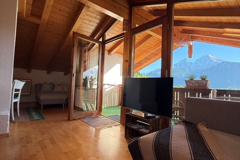 Watzmann_Studio_mit_Fernseher__Balkon_und_Sicht.jpg