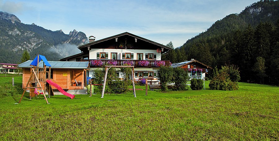 Haus_mit_Spielplatz.jpg