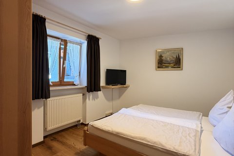 Schlafzimmer_Blick_zum_Fenster.jpeg