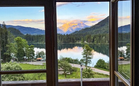 Großzügige Ferienwohnung  mit  Balkon und einen herrlichen Ausblick über den Hintersee inkl. Bergpanorama .