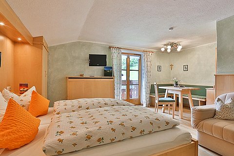 Rauher-Kopf-Mehrbettzimmer-Fruehstueck-Aschbachhof-001.jpg