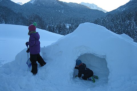 die KInder haben viel Spaß mit dem Schnee