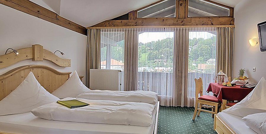 Hotel-Berchtesgaden-Gruenberger-Zimmer-Drei-Betten-000.jpg