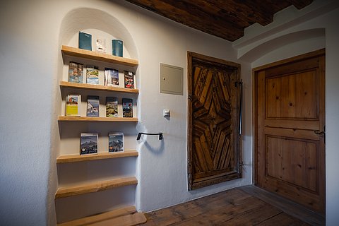 Garderobe Info Broschüren