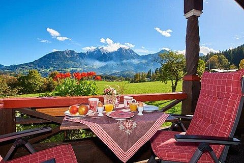 sonniges Frühstück auf dem Balkon FeWo Watzmann