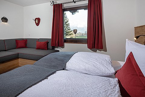 Schlafzimmer-mit-Eckcouch-und-Gams-Fewo-2.jpg