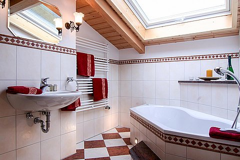 Ferienwohnung Dachgeschoss auf dem Bauernhof für 2-4 Personen mit 2 Schlafzimmer 2 Bäder