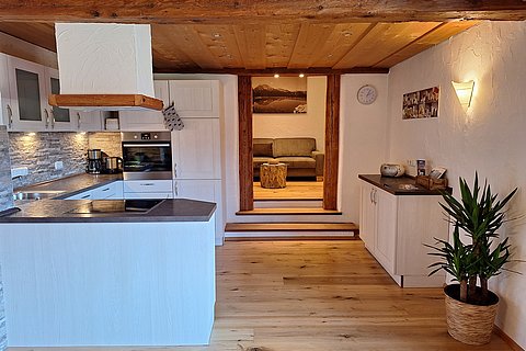 Küche_mit_Blick_ins_Wohnzimmer.jpg