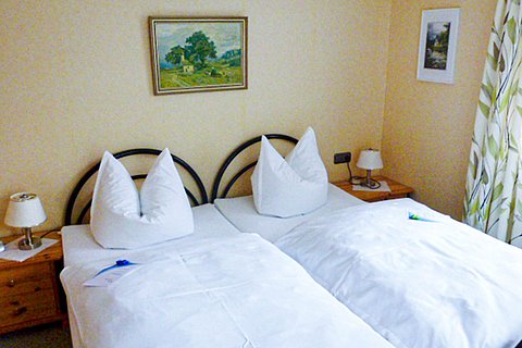 Ferienwohnung-Berchtesgaden-Gleixner-Schlafzimmer-02.jpg