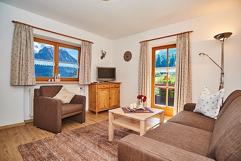 Wohnzimmer mit Sc hrankbett FeWo Watzmann