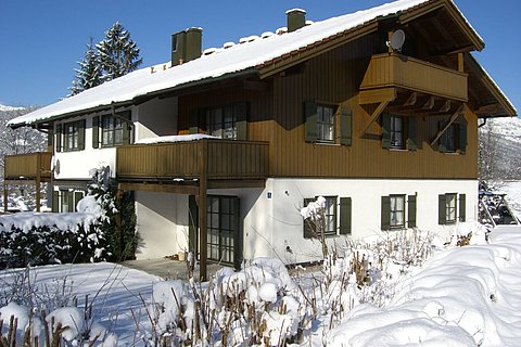 aussenansicht-des-hauses-im-winter.jpeg